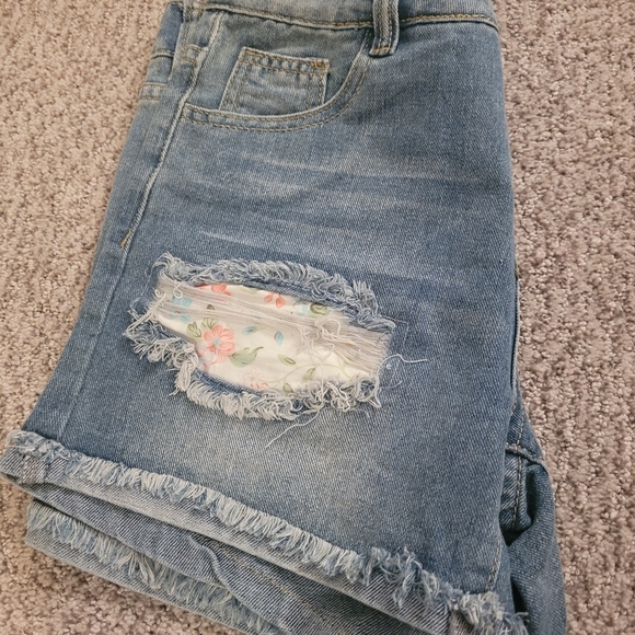 Women's Size small distressed Jean Shorts - Picture 3 of 5